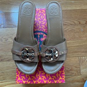 Tory Burch ‘Patti’ mid wedge - Royal Tan. Size 7.5